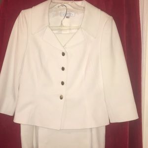 🎁WINTER WHITE TAHARI 2PC SUIT #NICE!!!